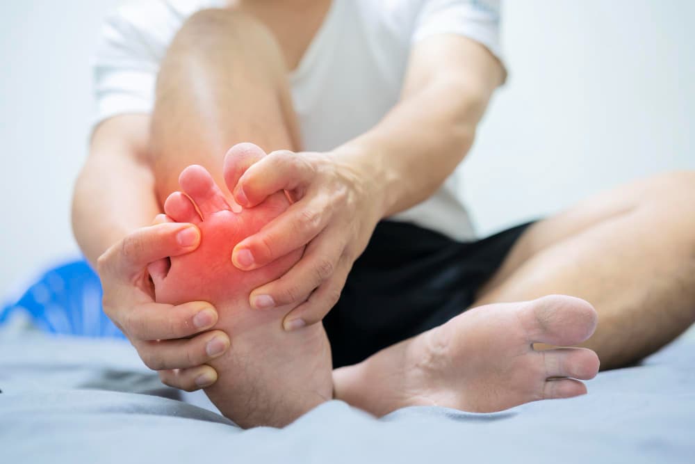 Ciri-Ciri Asam Urat di Kaki dan Cara Membedakannya dari Nyeri Kaki Lain