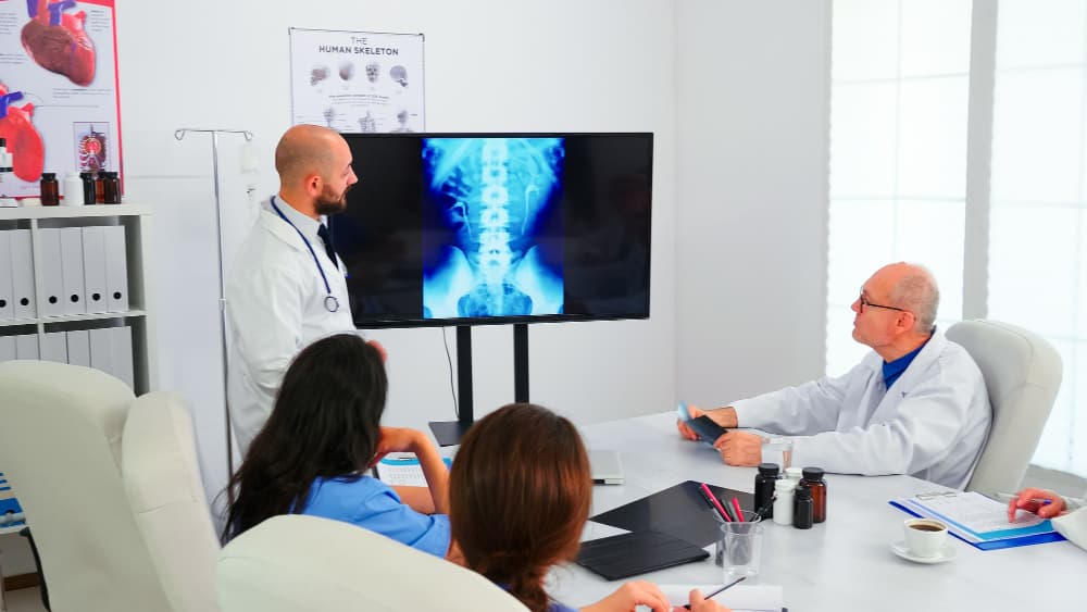 Pneumonia Bilateral: Arti, Penyebab, Gejala, dan Cara Dokter Menilai Beratnya