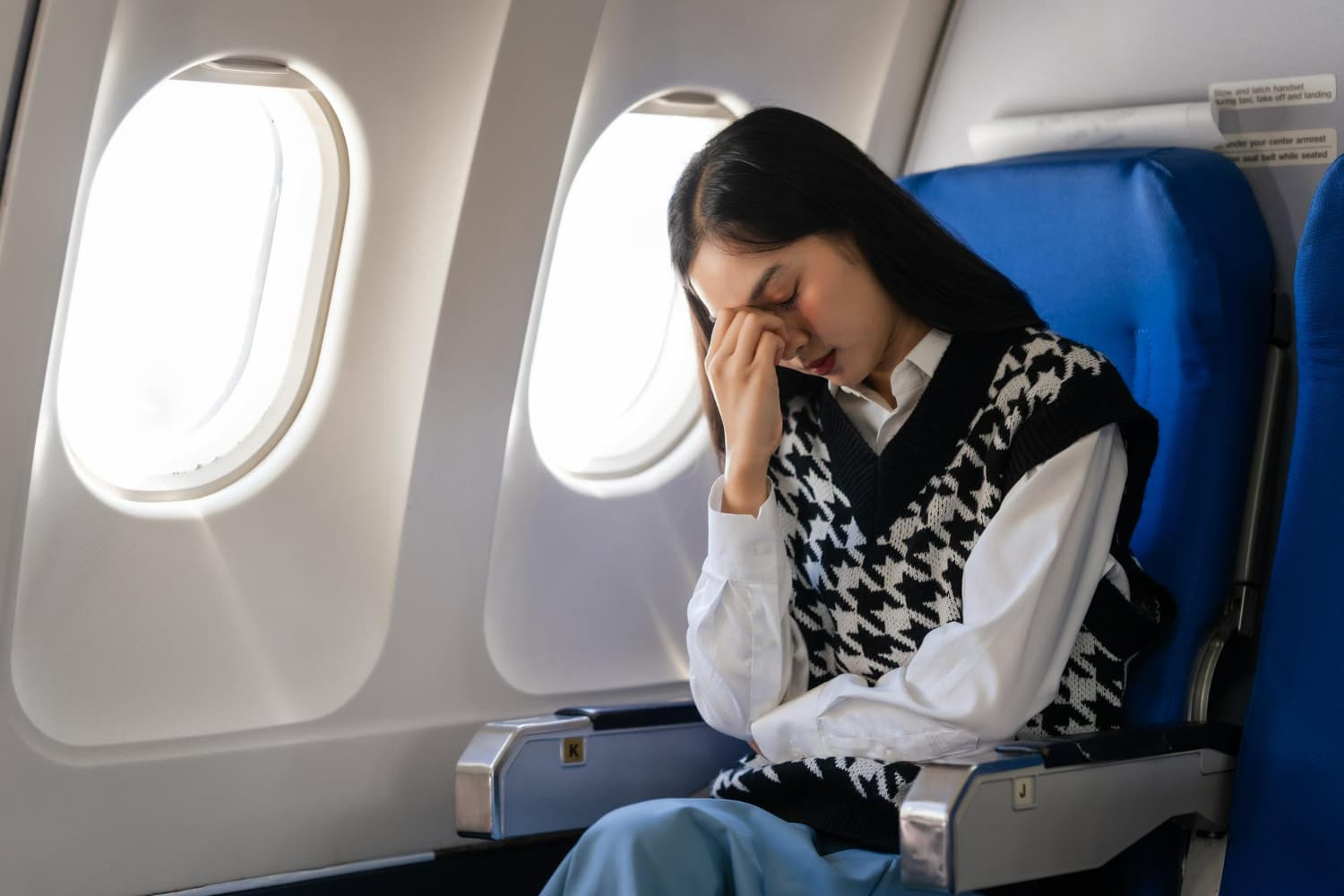 Jet Lag Adalah: Gejala, Penyebab, dan Cara Mengatasinya Sesuai Arah Penerbangan