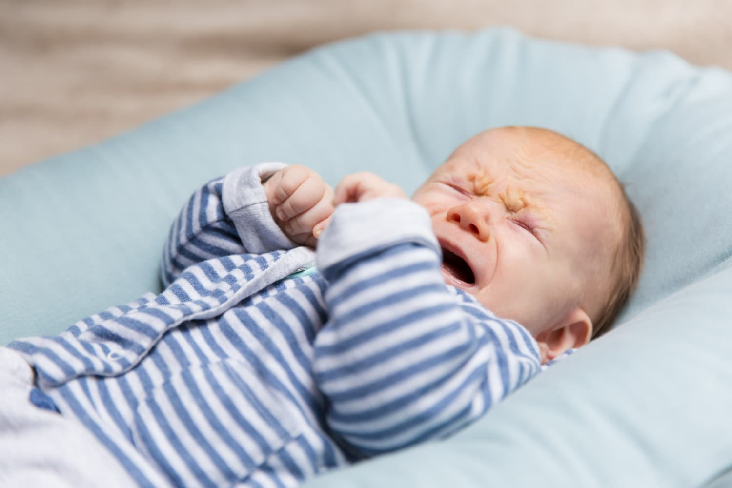 Bayi Menangis saat Tidur: Penyebab dan Cara Menenangkannya