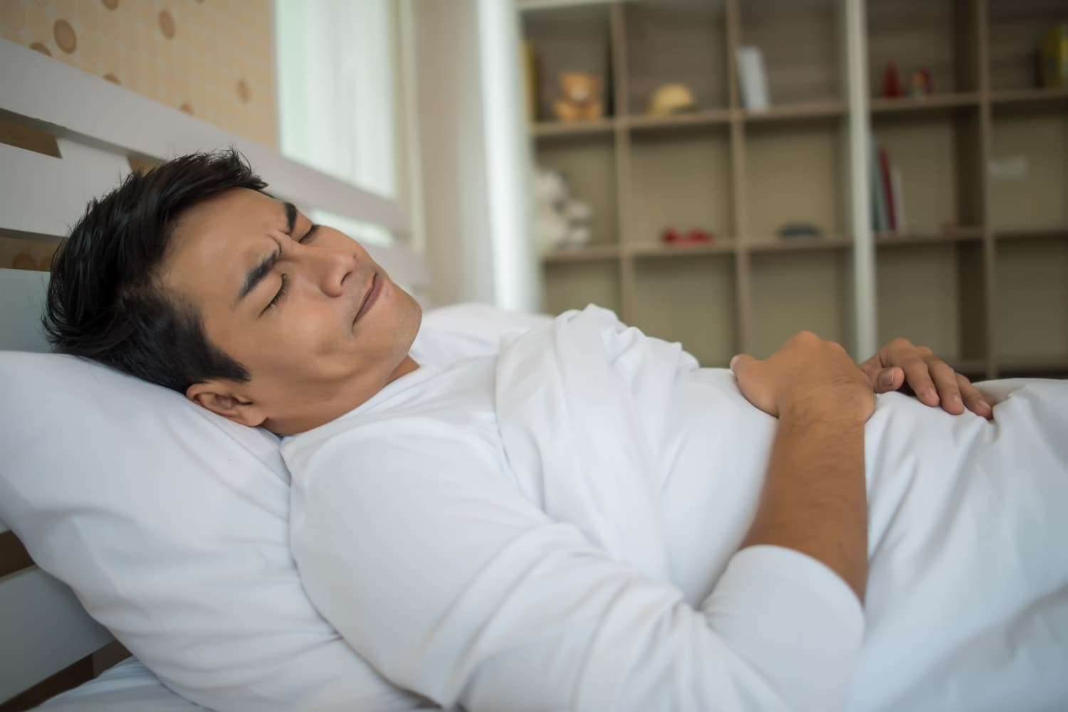 Posisi Tidur saat Batuk di Malam Hari agar Napas Lebih Lega
