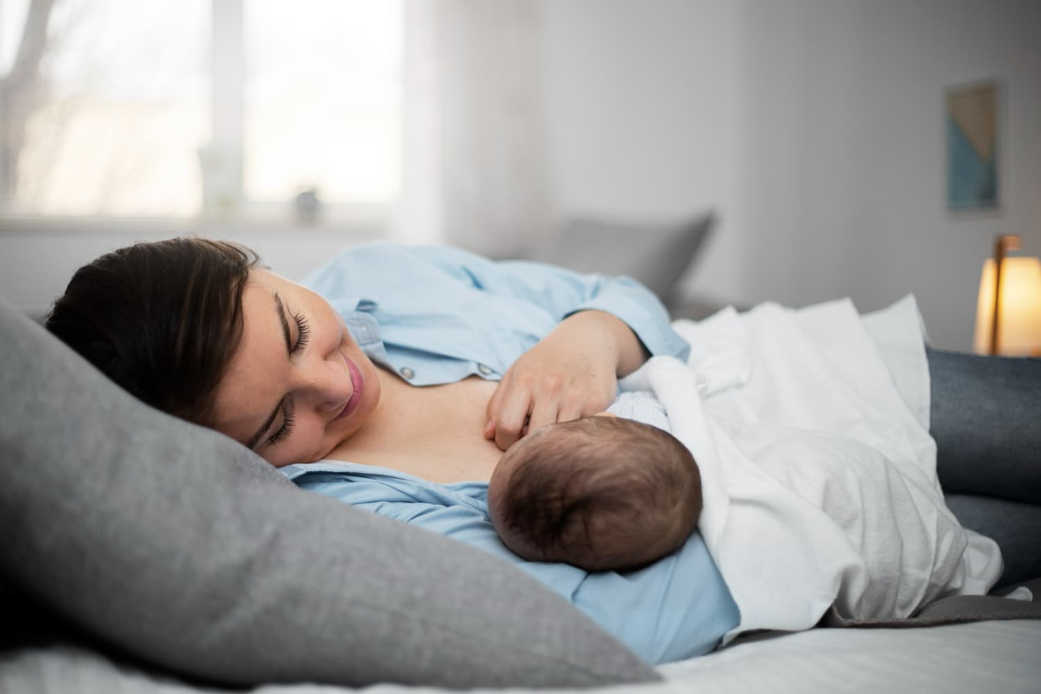 Menyusui sambil Tiduran: Cara Aman dan Risikonya bagi Bayi