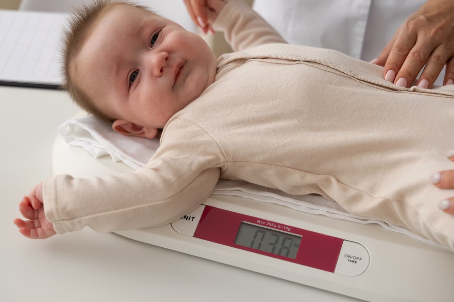 Berat Badan Bayi Normal per Bulan: Tabel 0 sampai 12 Bulan dan Kapan Perlu Waspada
