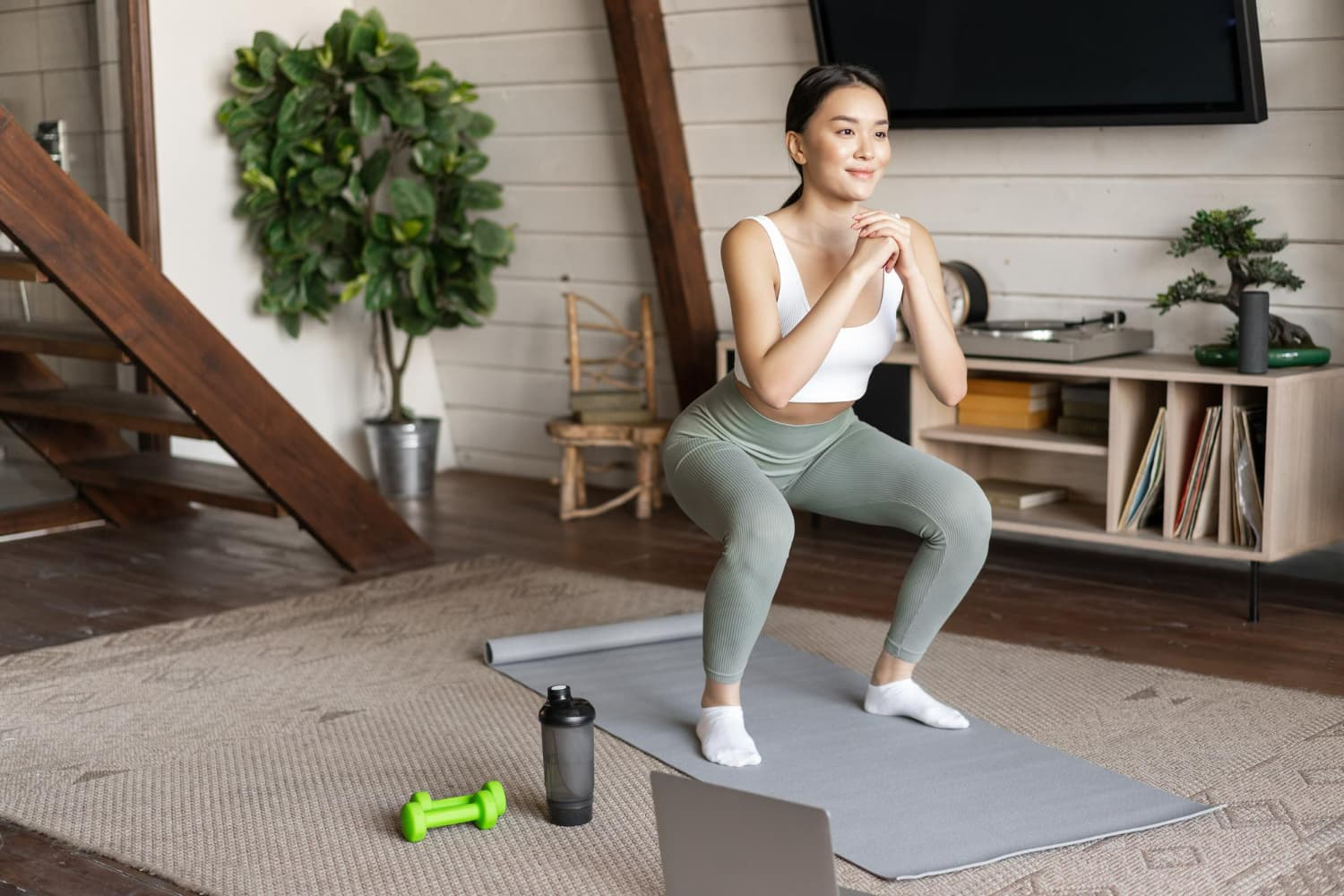 Squat Thrust: Cara Melakukan, Manfaat, dan Bedanya dengan Burpee