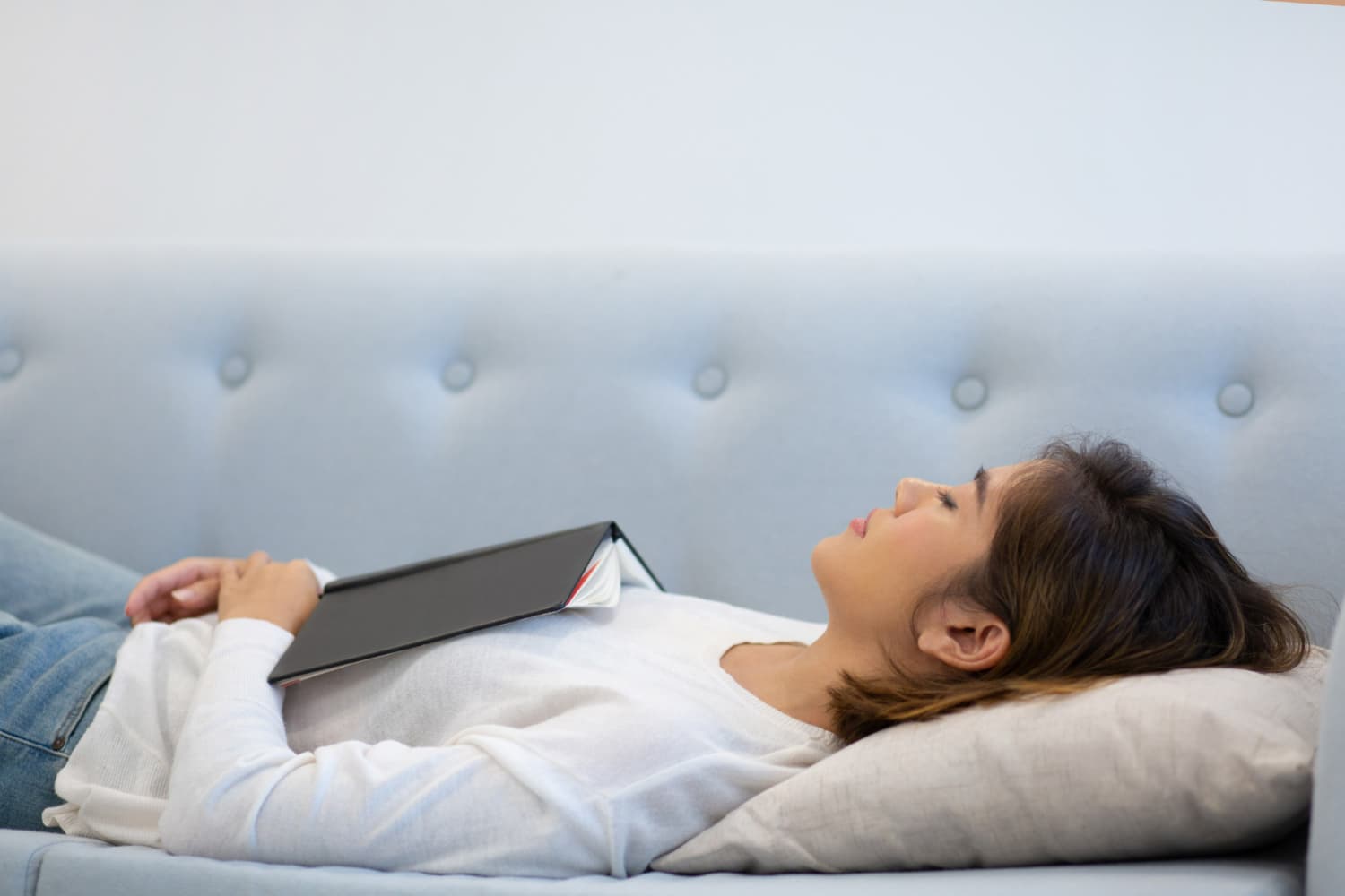 Tidur Terlentang: Manfaat, Risiko, dan Cara Membuatnya Lebih Nyaman