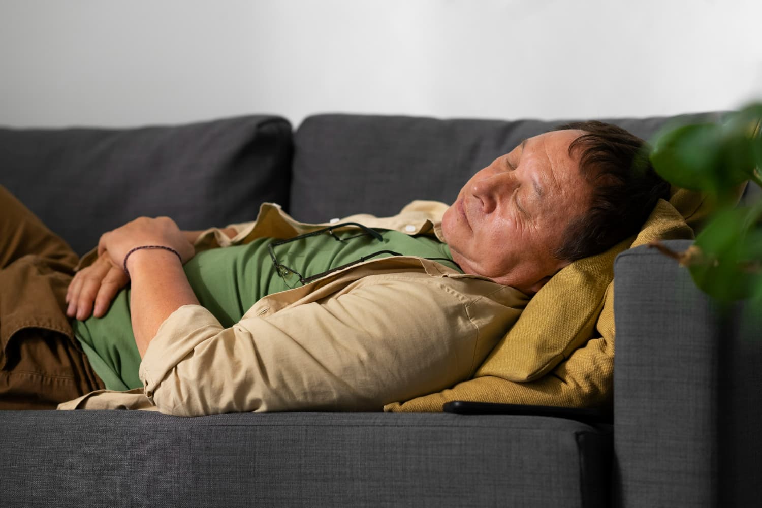 Posisi Tidur saat Asam Lambung Naik: Miring ke Kiri, Kepala Lebih Tinggi, dan Tips Malam Hari
