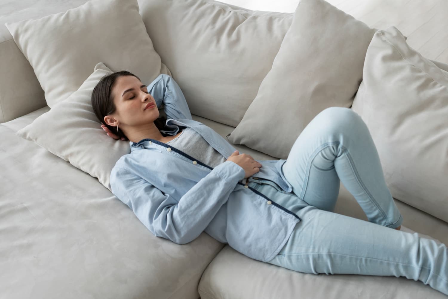 Posisi Tidur saat Sakit Pinggang: Pilihan sesuai Pola Nyeri agar Tidur Lebih Nyaman